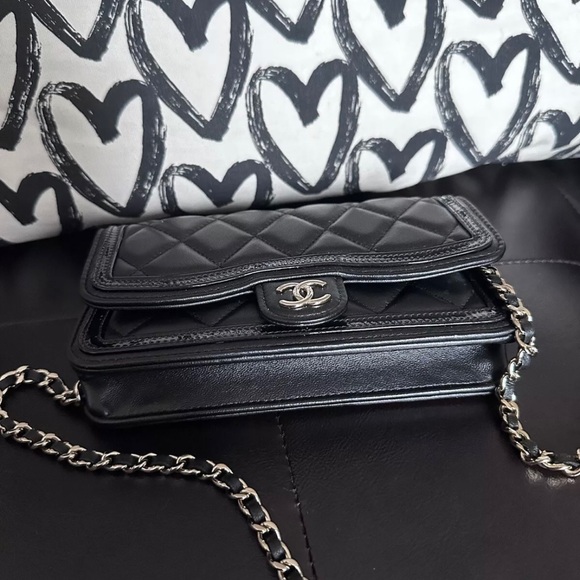 Chanel 23B black flap phone holder with light gold hardware - Picture 11 of 14